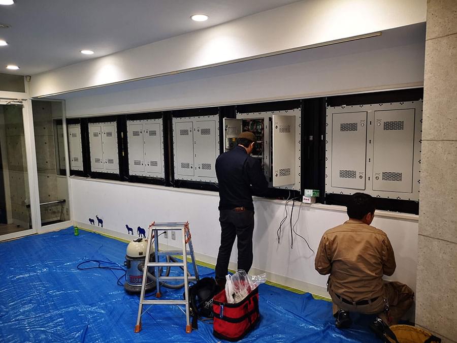 屋内の窓に設置したLEDビジョン