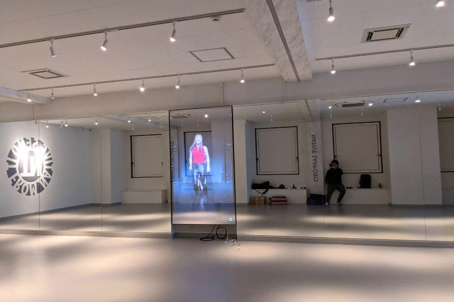 ダンススタジオのミラーデジタルサイネージ