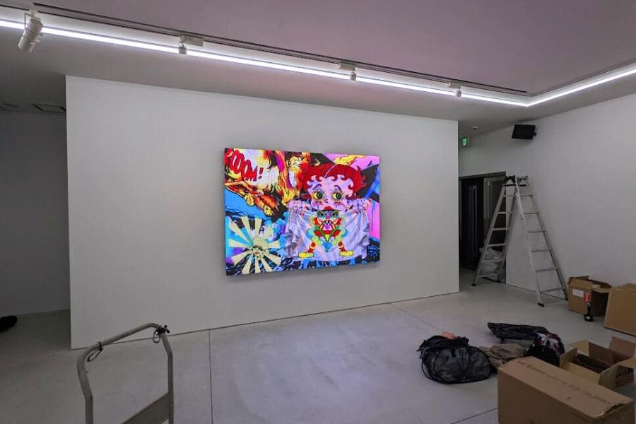 屋内に設置されたLEDビジョン