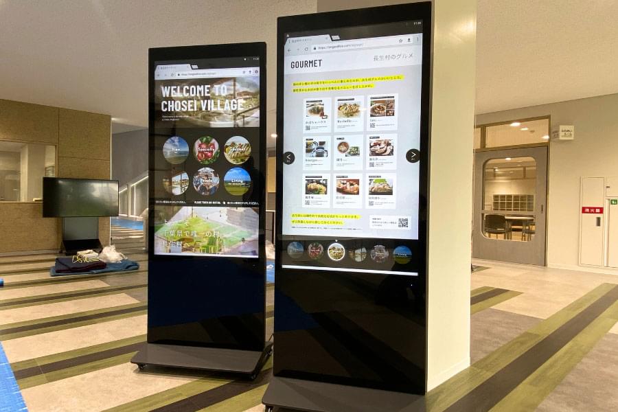 縦型の屋外用デジタルサイネージ