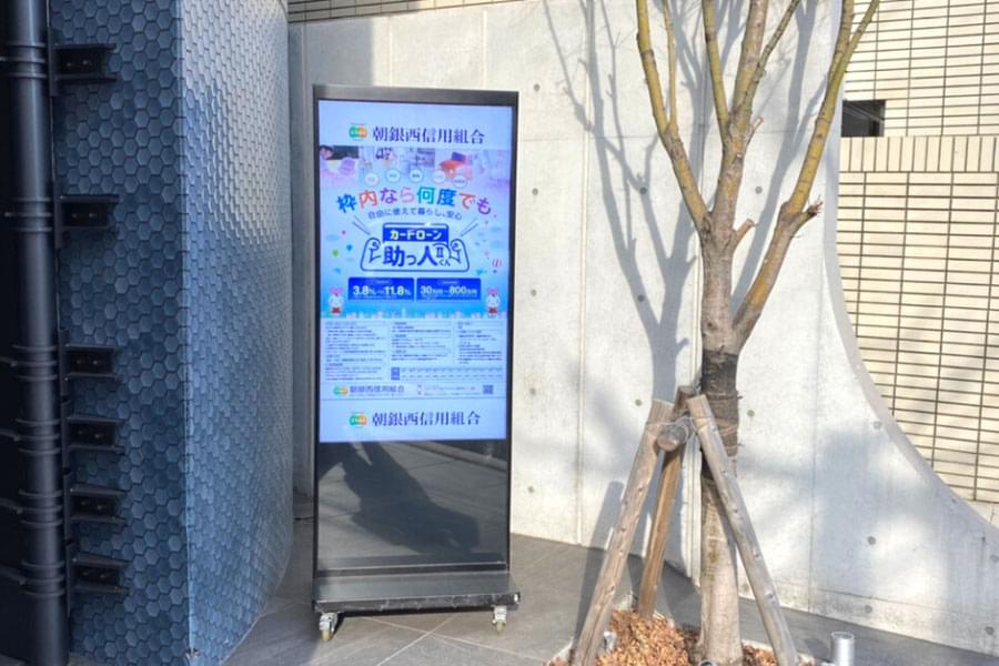 縦型の屋外用デジタルサイネージ
