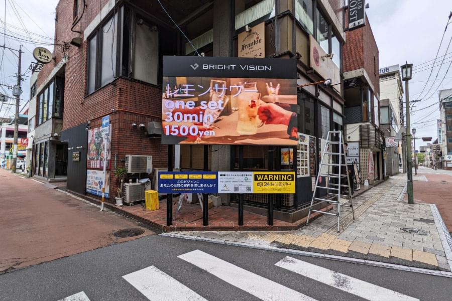 屋外に設置されたデジタルサイネージ