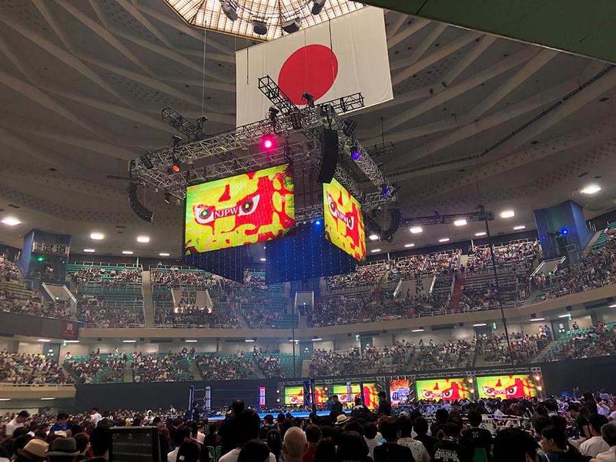 プロレスの会場に設置された大型LEDビジョン