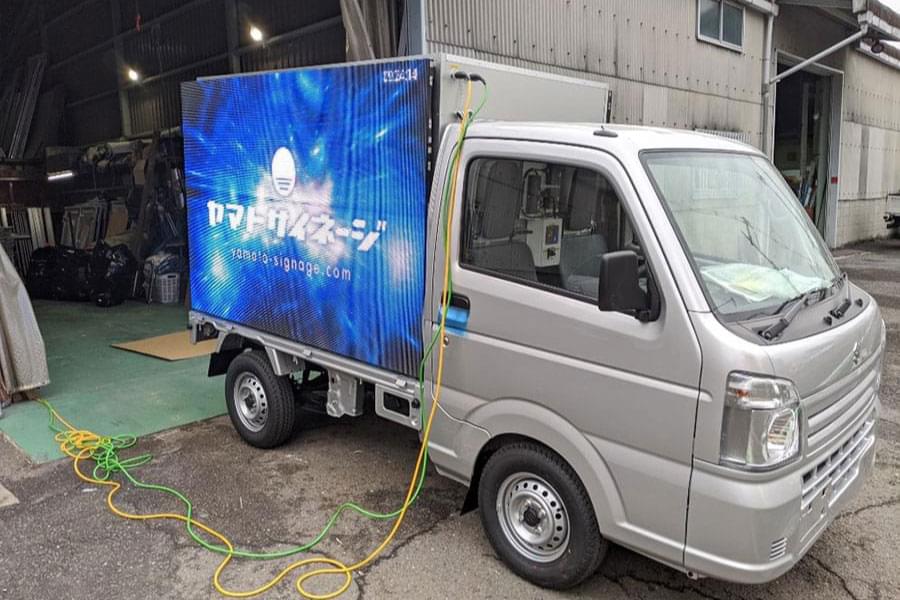 LEDビジョンを搭載した軽トラック