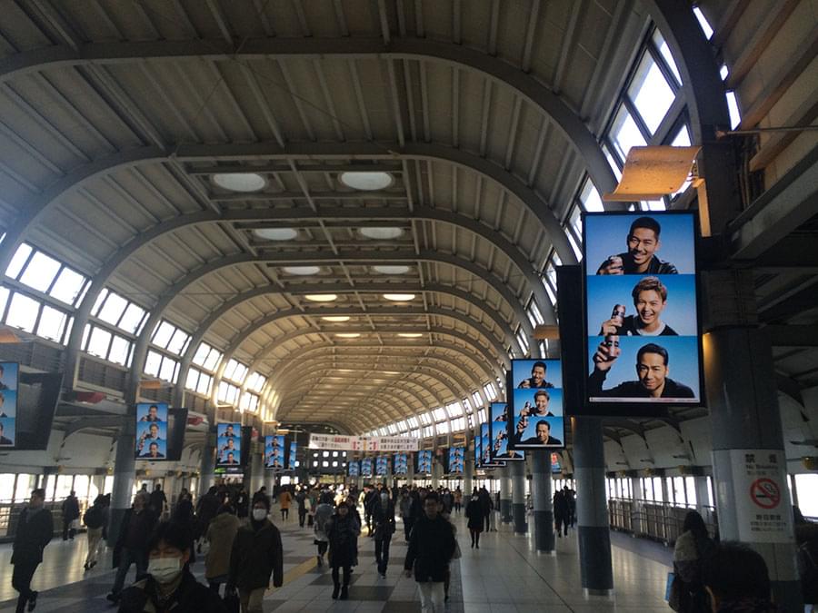 品川駅のズラッと並んだ同期デジタルサイネージ