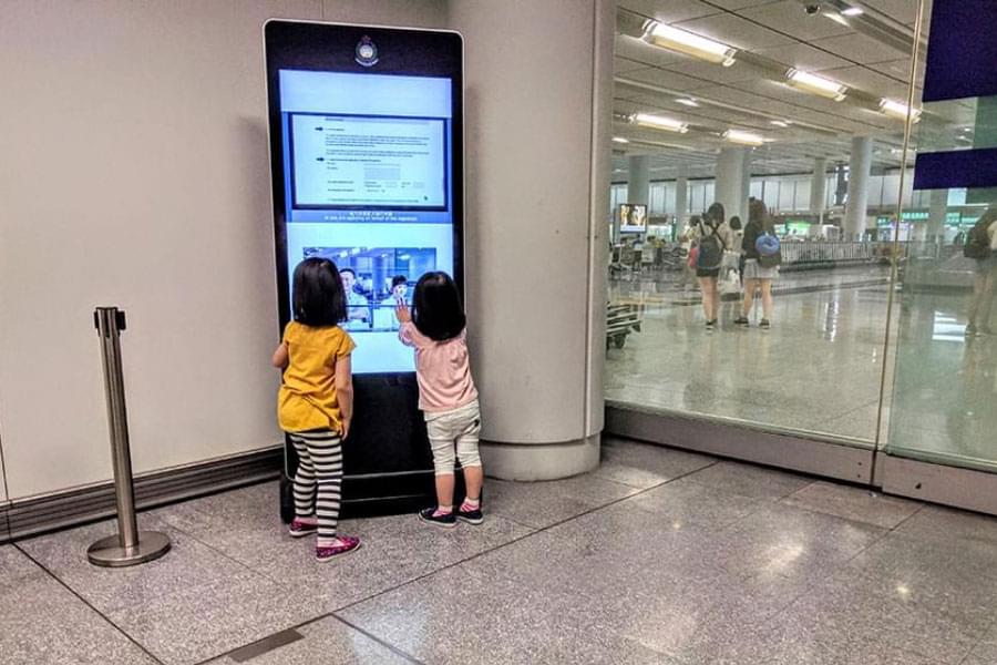 タッチパネルデジタルサイネージを触る子供