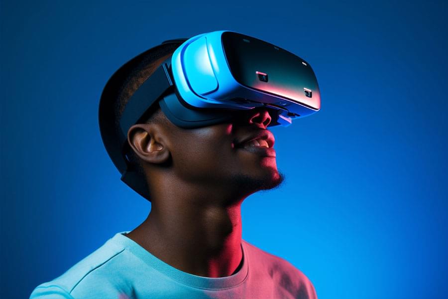 VRグラスをかぶる男性