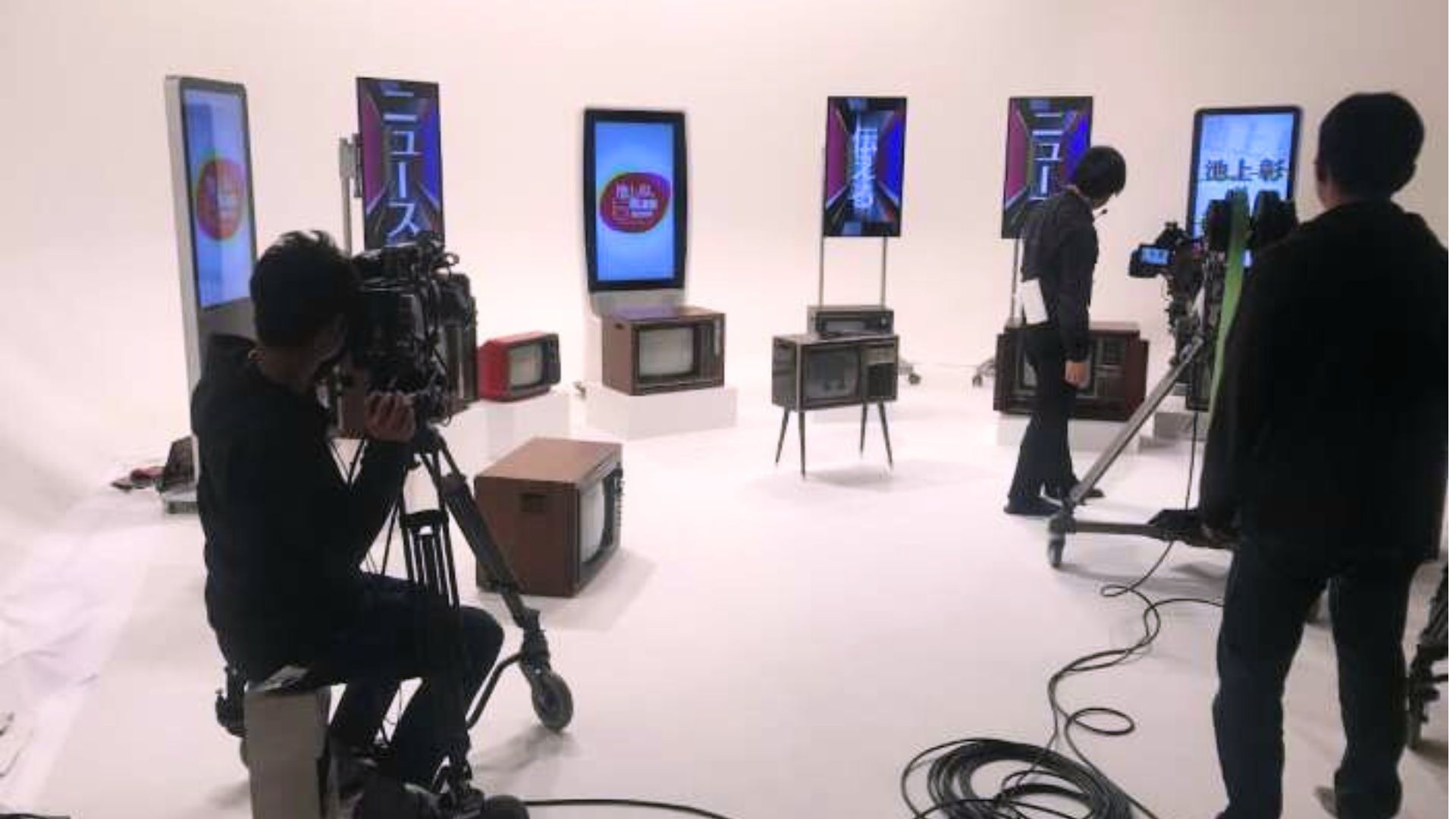 テレビ番組の背景セットにデジタルサイネージを使用