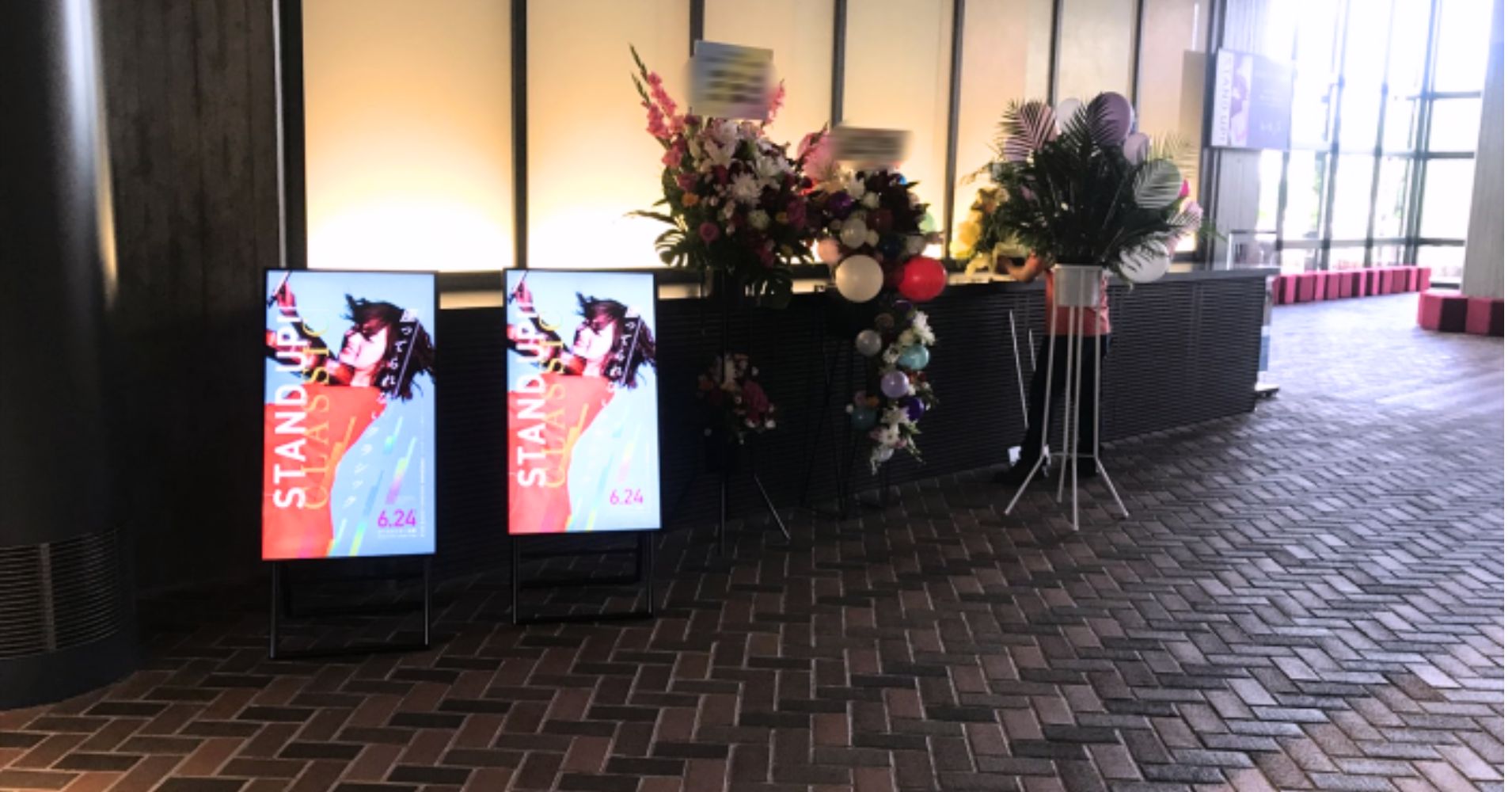 コンパクトなイーゼルスタンドタイプのデジタルサイネージ