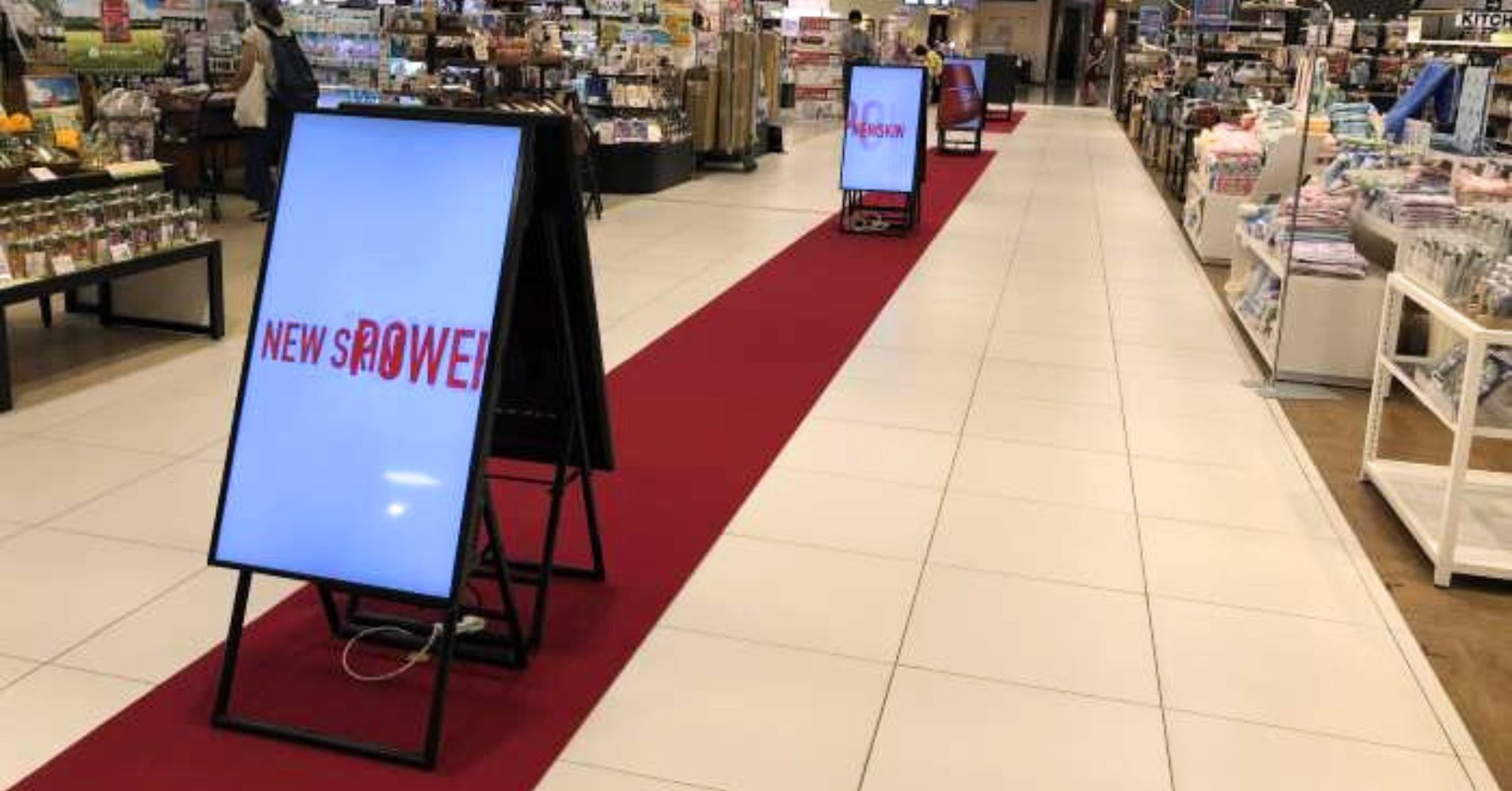 コスメ商品の販売促進用デジタルサイネージ