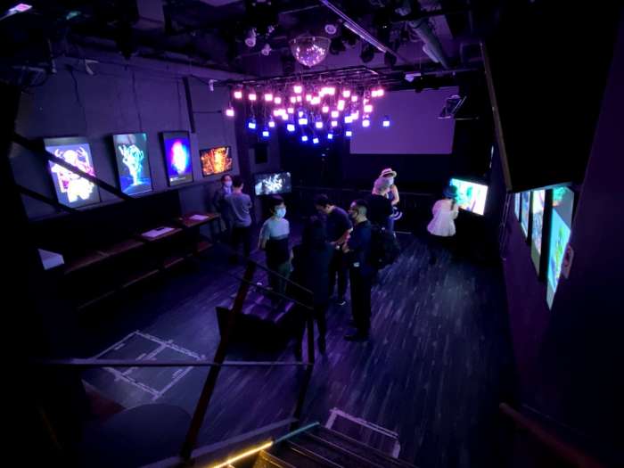 デジタルアート展示用のデジタルサイネージディスプレイ
