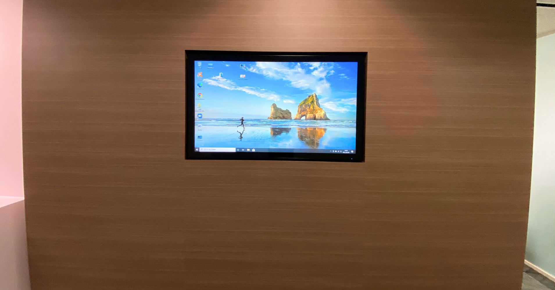 【43インチ】壁面埋め込みモニターで「空間すっきり・情報映える」デジタルサイネージ設置術