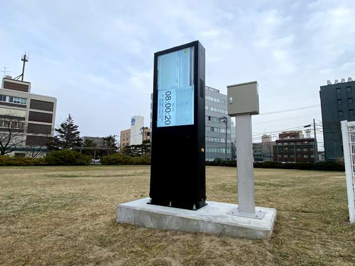 スタンドタイプの両面サイネージ／秋田地方気象台様