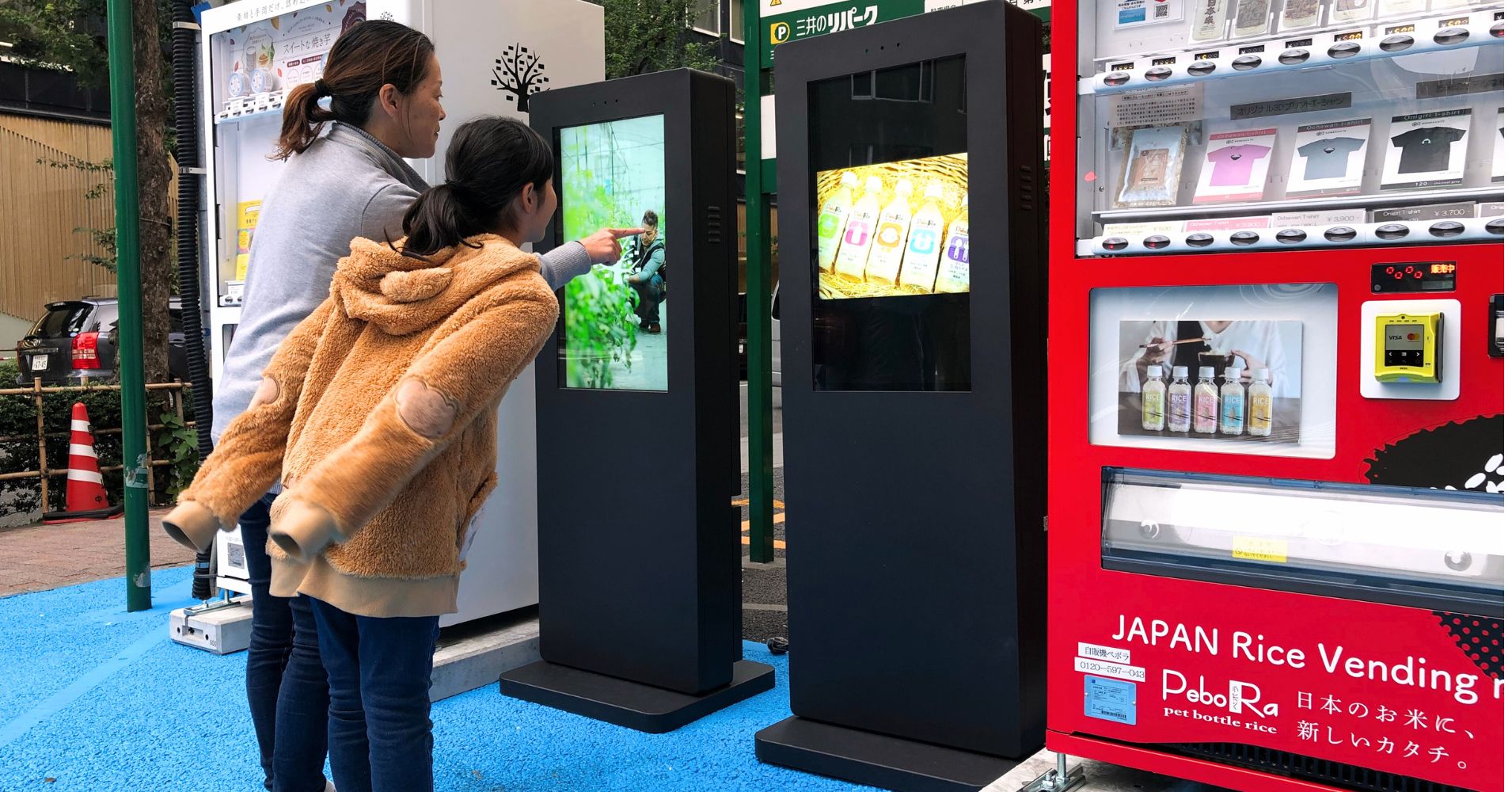 コインパーキングの屋外用デジタルサイネージ/三井のリパーク様