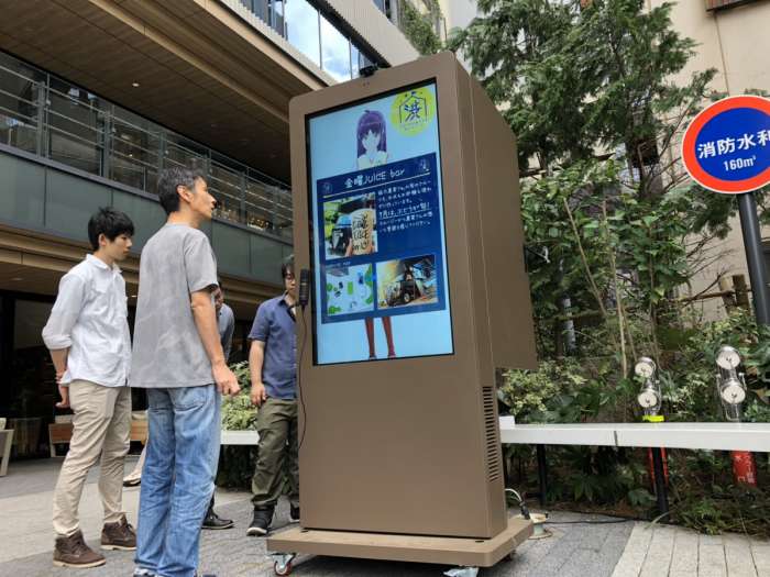 デジタルサイネージでAIバーチャル体験を実現