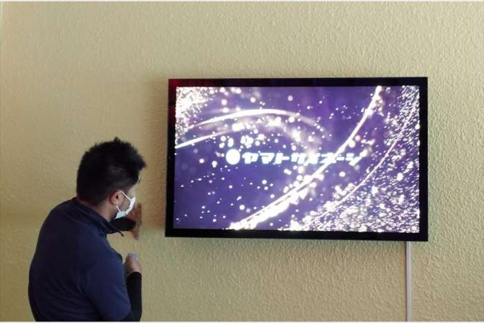 エレベーター乗降口のサイネージ