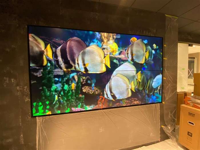 オフィス用の液晶マルチモニター