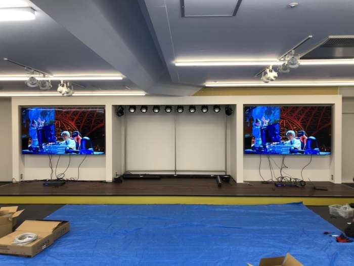 eスポーツ観戦用の大型モニター