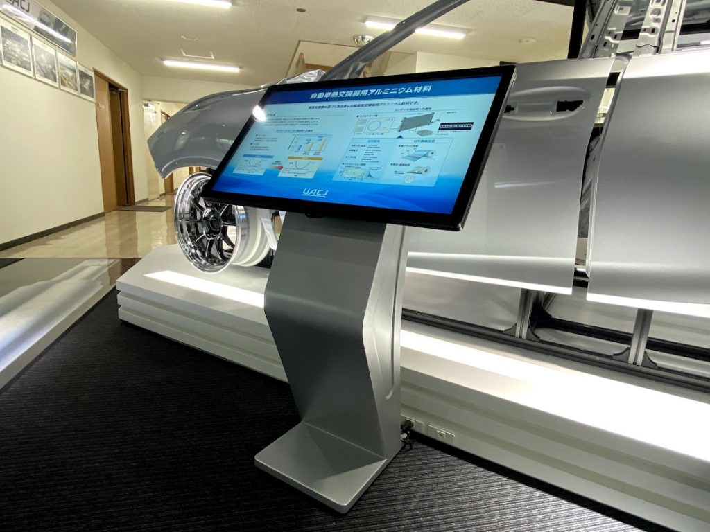 展示スペースへの大型モニター設置