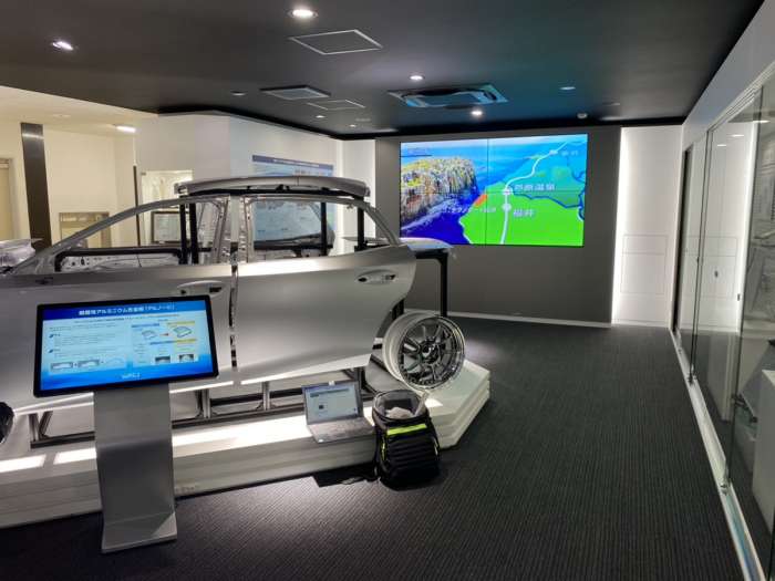 展示スペースへの大型モニター設置