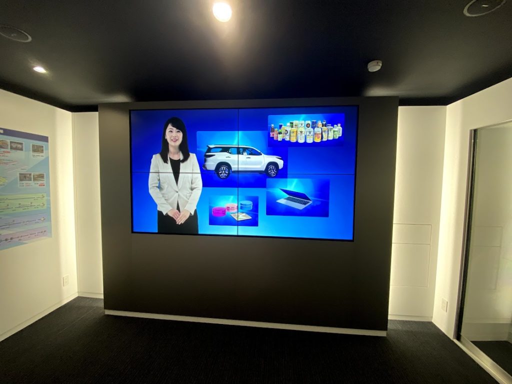 展示スペースへの大型モニター設置