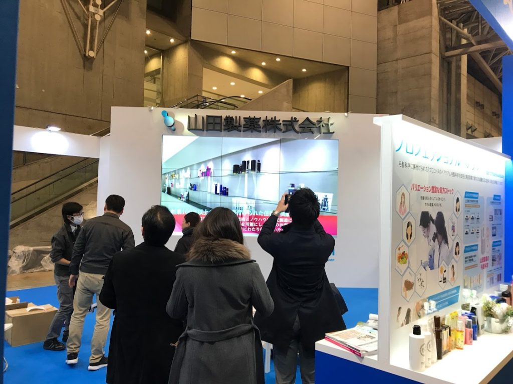 巨大なモニターで強力なインパクト