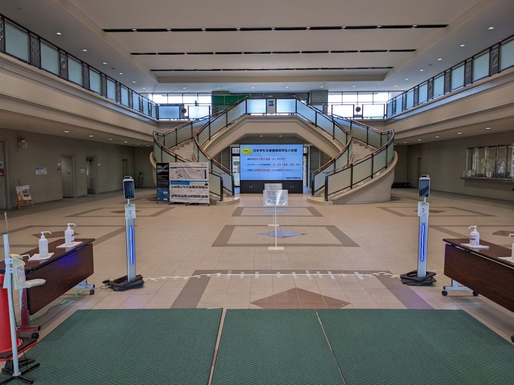 大学エントランスの液晶マルチモニター