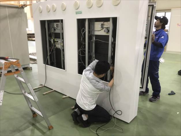 大型液晶ディスプレイの組み立て