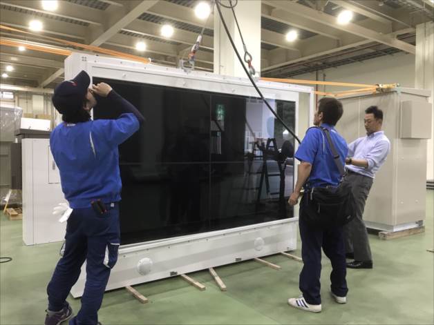 大型液晶ディスプレイの組み立て