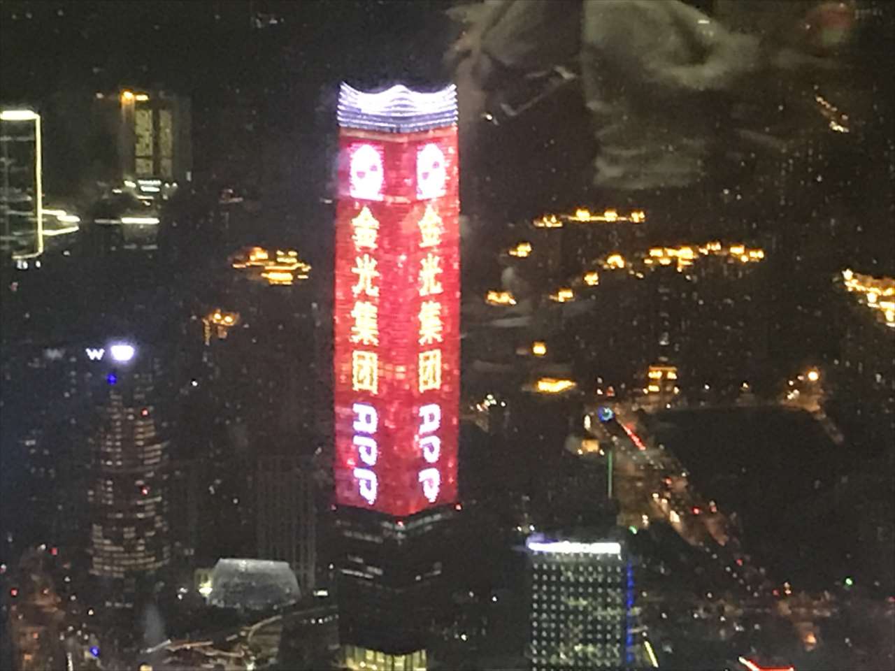 ビル丸ごと1棟がLEDビジョン