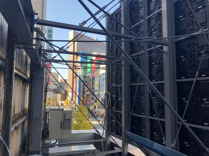 ビル屋上に巨大LEDビジョンを設置
