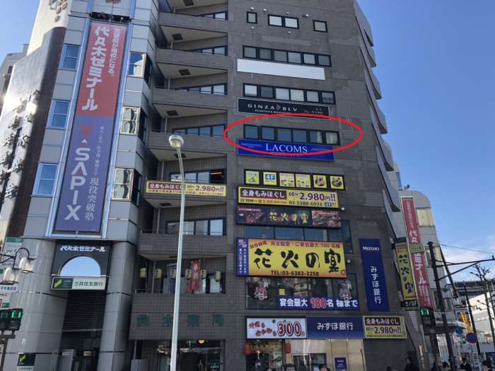 窓枠を利用したLEDビジョン