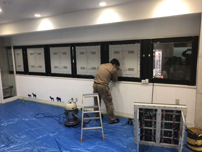 窓枠を利用したLEDビジョン