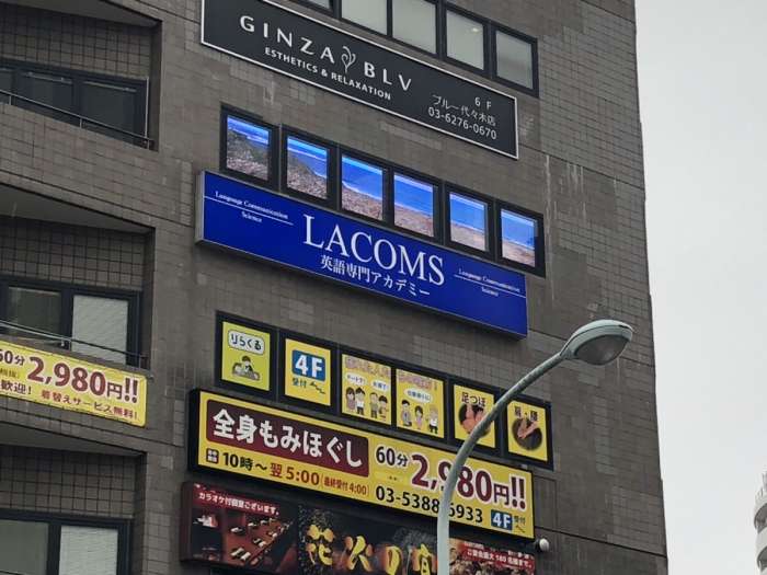 窓枠を利用したLEDビジョン