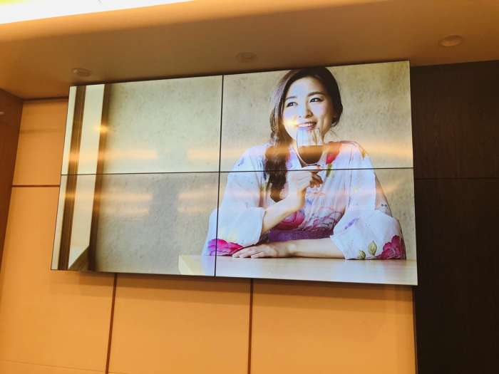 結婚式場の大画面モニター