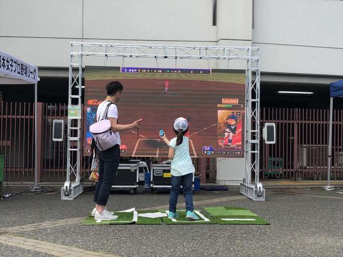大型ビジョンをスポーツ会場等で利用することも来場者に楽しんでもらうツールとなります。関連した体感型ゲームをプレイしたり、試合の中継映像をライブで流したりすることで、場外も華やいだ場となるでしょう。