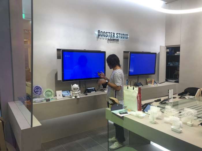 テナント店舗の92インチ液晶マルチ大画面