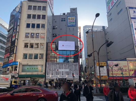 人通りや交通量の多い横断歩道付近は信号待ちの間に目に向けてくれる可能性が非常に高い。