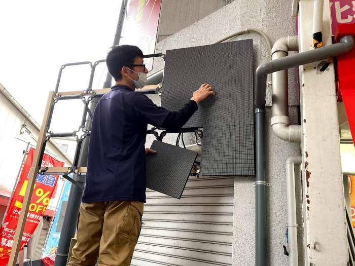 商店街の小型LEDビジョン
