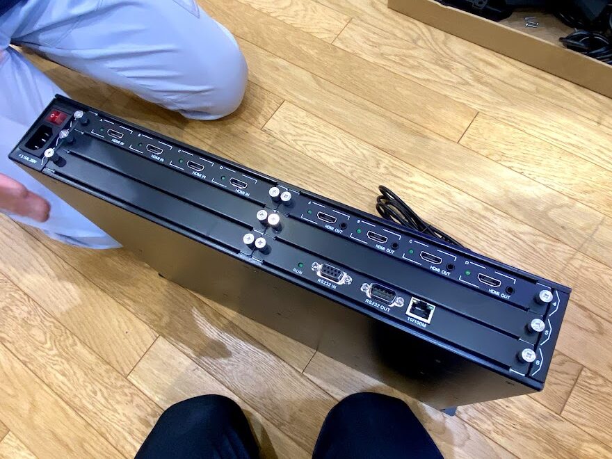 横へ3台連結の液晶マルチモニター