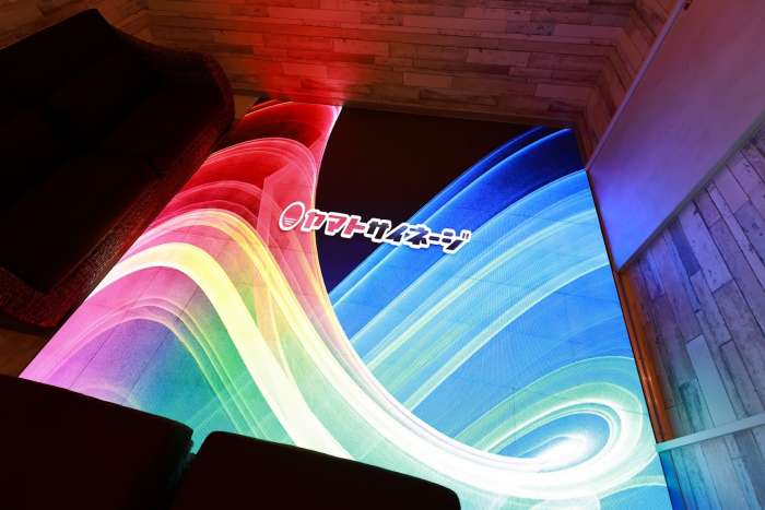 床面LEDビジョンをカフェ施設に設置