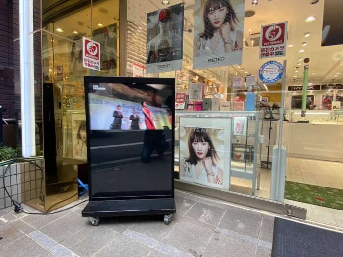 32インチ店舗エントランス用サイネージ