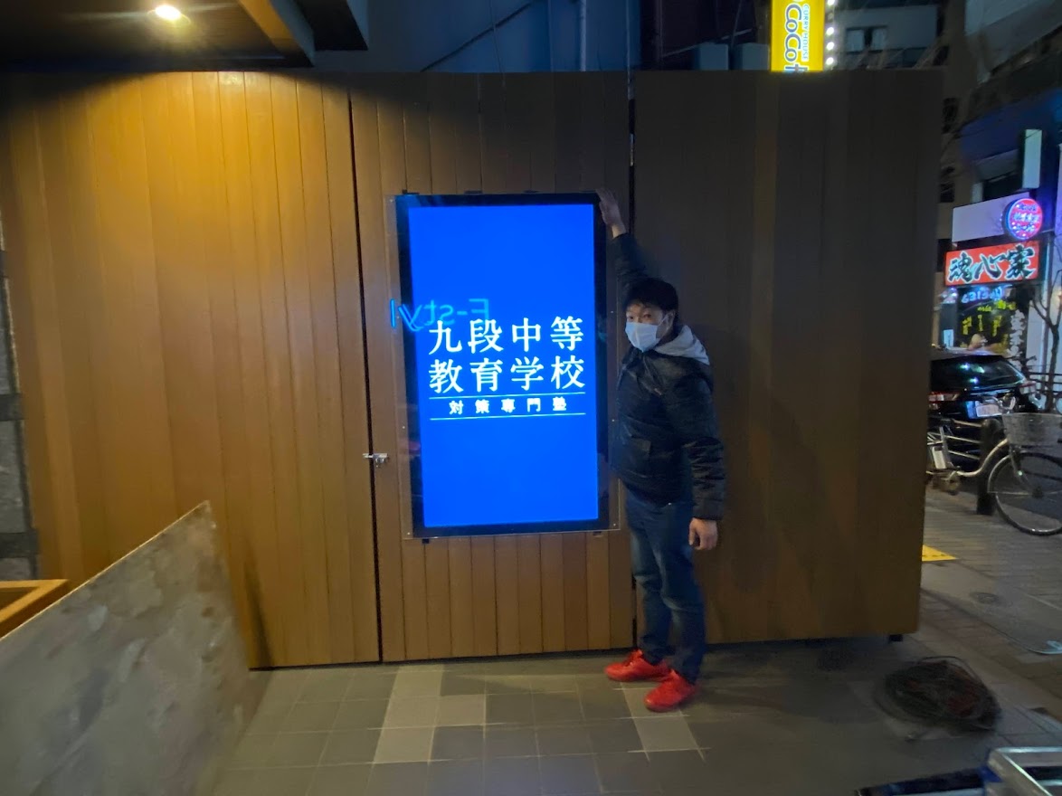 強靭なボディ設計を元に製造される屋外用液晶ディスプレイ筺体