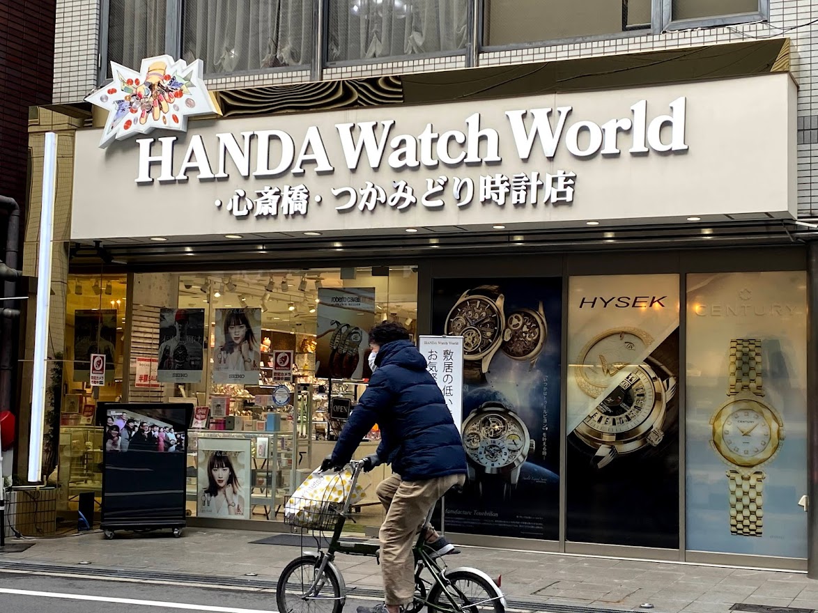 コンパクトな屋外エントランス用32インチ横型サイネージ
