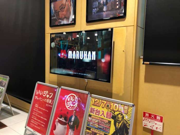 パチンコ店の壁面サイネージ