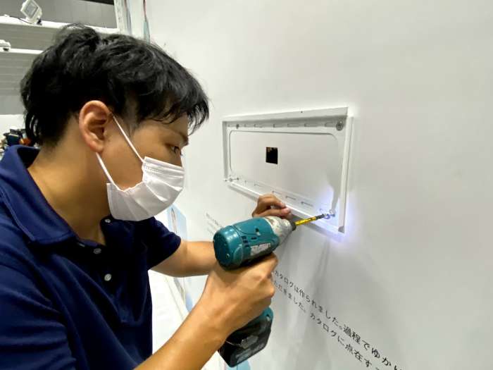 壁面設置用の金具