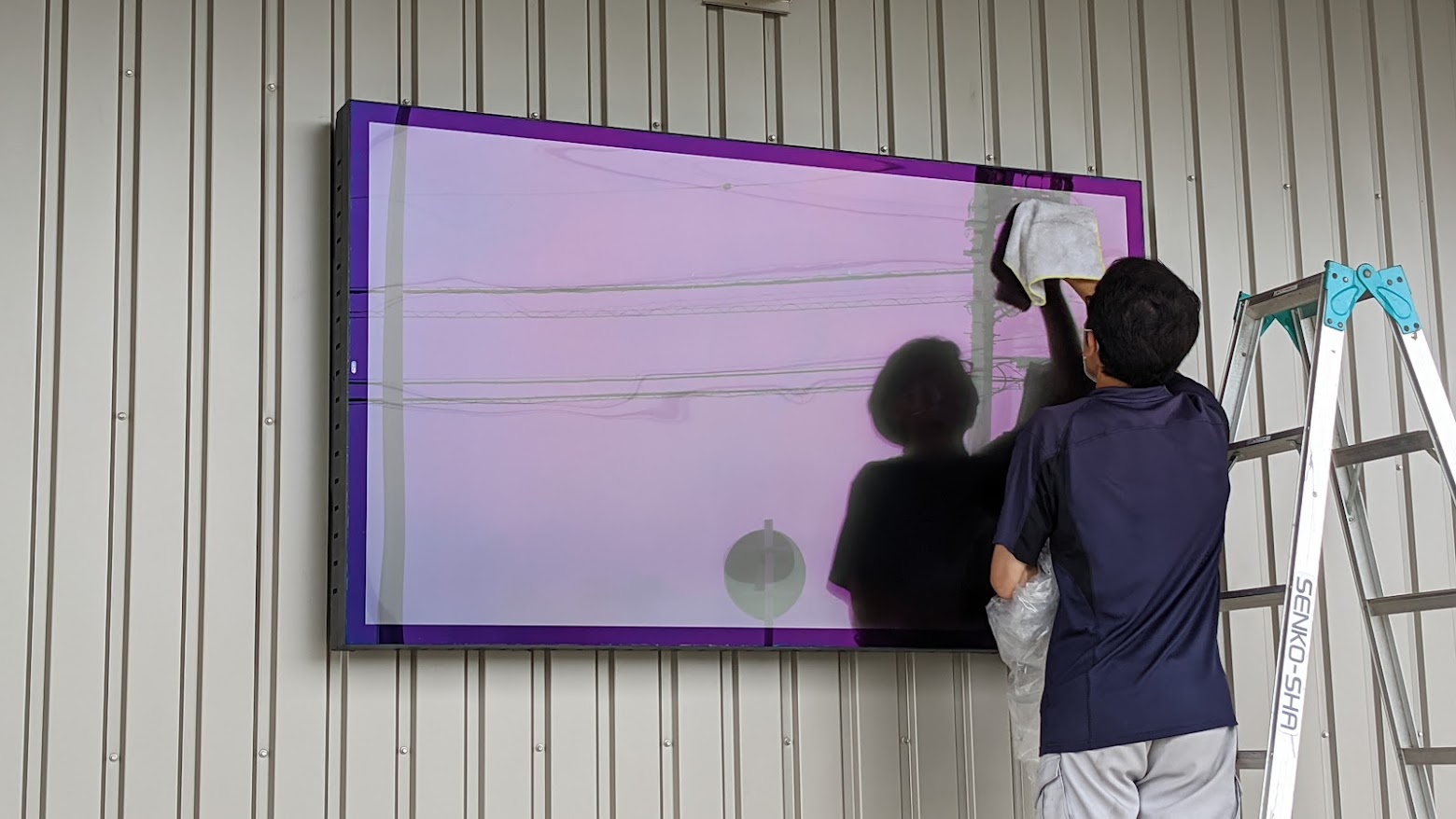 工場施設に大型75インチの屋外用モニター