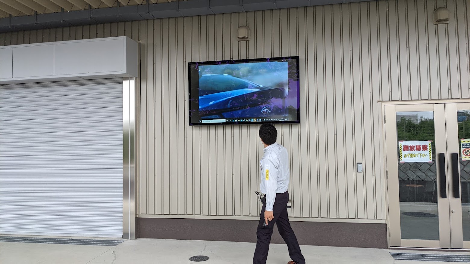 工場施設に大型75インチの屋外用モニター