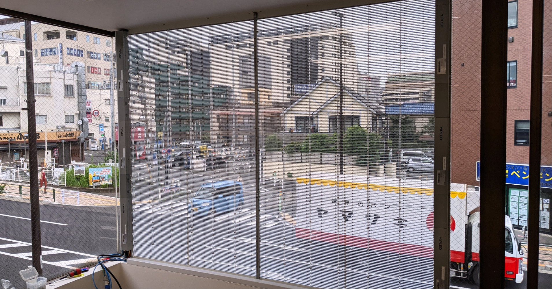 透過型LEDビジョンとは？特徴やメリット、効果的な使い方を徹底解説