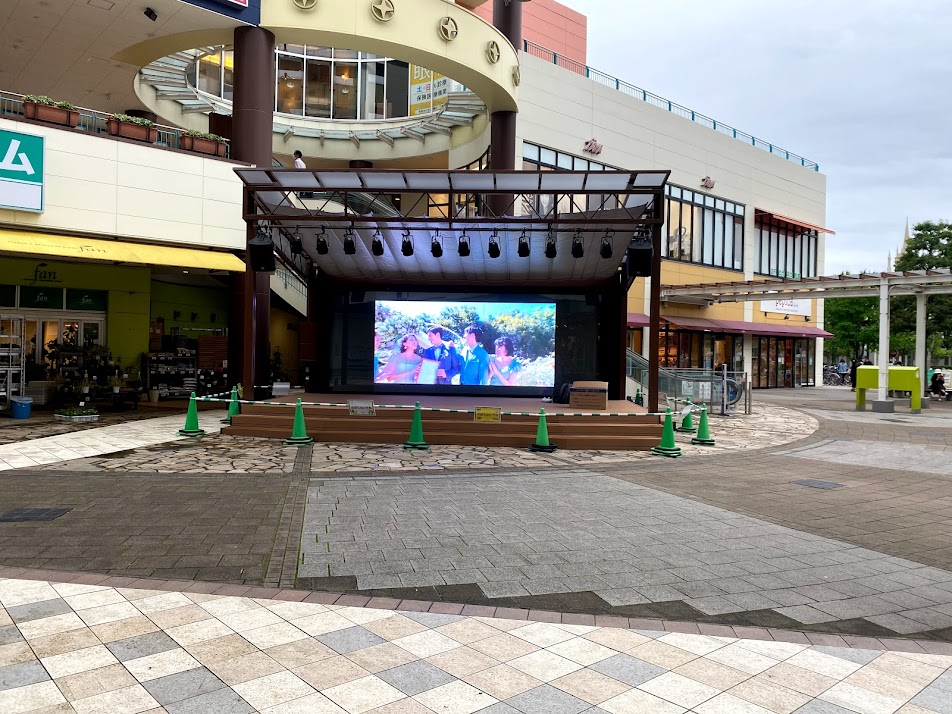 イベントに欠かせない大型ビジョンを常設する商業施設が増えている。